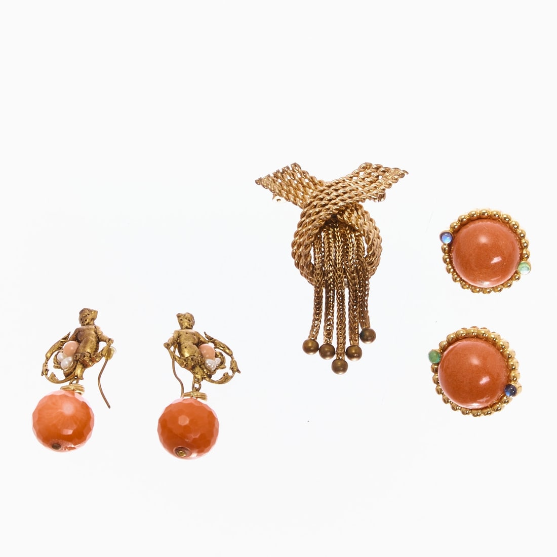 Vintage brooch and two pairs of earrings with coral-colored beads (3 pieces): Vintage brooch and two pairs of earrings with coral-colored beads (3 pieces) Probably Italian, circa 1990. Metal, gold-colored. Coral-colored beads. Rhinestones. Faux pearls. Weight: 35 g. Brooch 6 x 