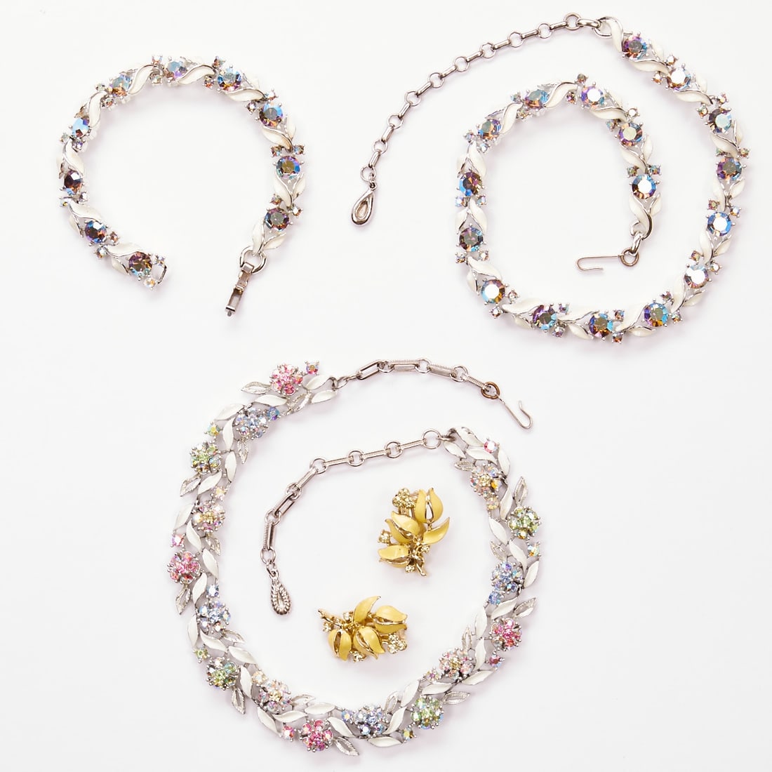 LISNER - Vintage jewelry set with enamel (4 pieces): LISNER - Vintage jewelry set with enamel (4 pieces) 2 necklaces, 1 bracelet, and 1 pair of ear clips. Lisner, New York, circa 1950. Metal, silver-colored; rhinestones; enamel. Total weight: 144 g. Dim