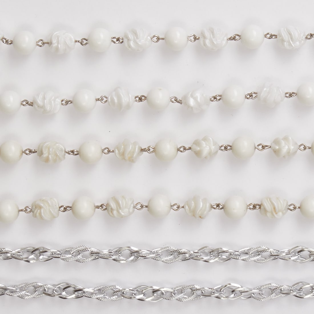 SARAH COVENTRY - Two vintage pearl necklaces and one silver-colored chain: SARAH COVENTRY - Two vintage pearl necklaces and one silver-colored chain Sarah Coventry company, USA; circa 1960. Metal, silver-colored. Faux pearls. Total weight: 77 g. Chain length each approx. 75 