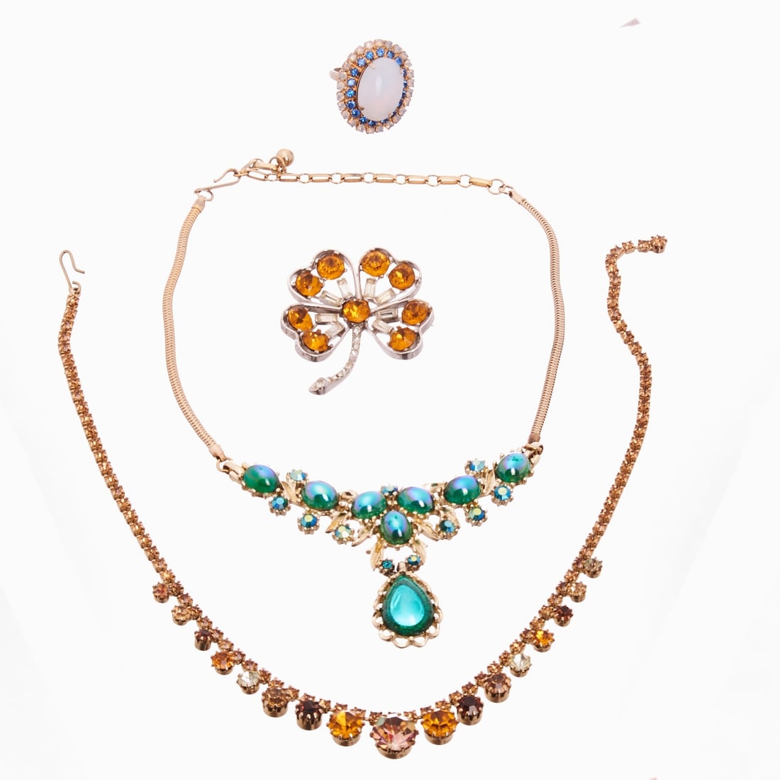 KARU - Vintage jewelry set with rhinestones (5 pieces): KARU - Vintage jewelry set with rhinestones (5 pieces) 2 necklaces, 1 brooch, and 1 ring. Karu Arke Inc, New York, circa 1950. Metal, silver-colored/gold-colored. Rhinestones. Weight: 65 g. Necklace l