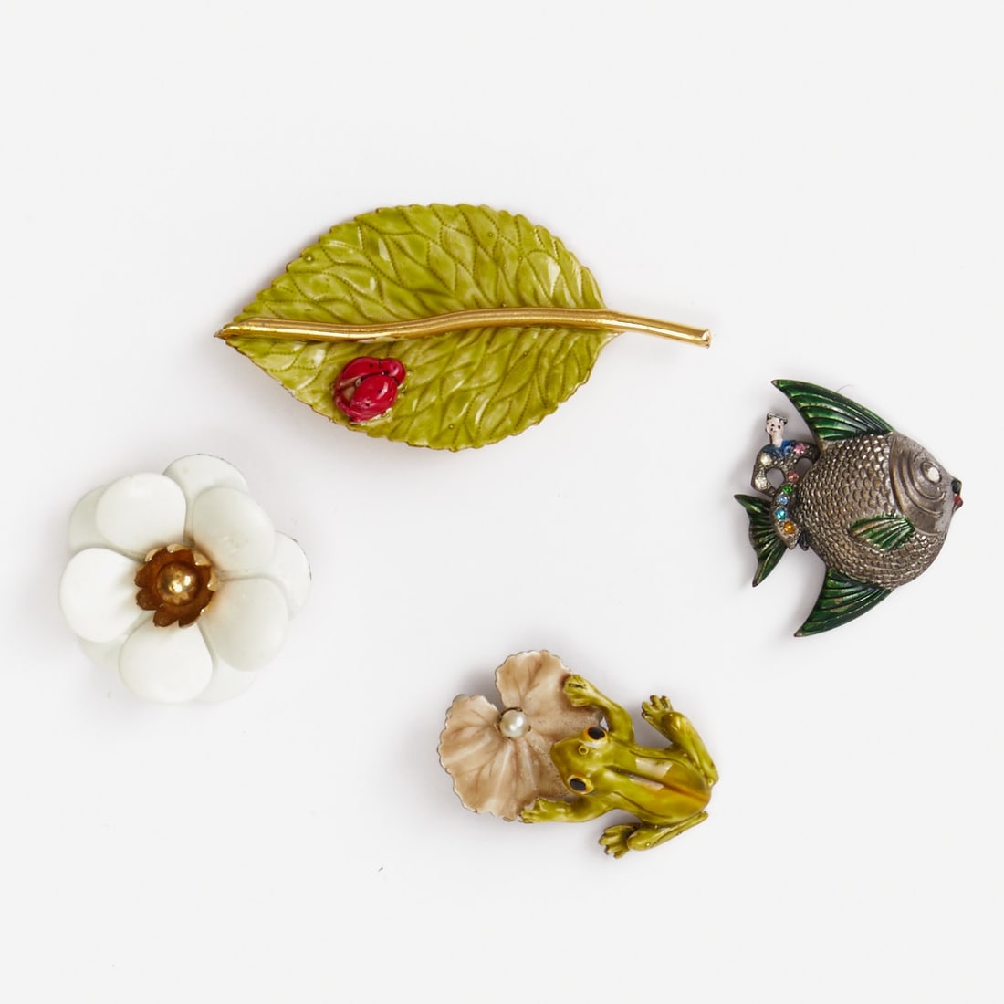 SARAH COVENTRY /ROBERT - Four Vintage Enamel Brooches: SARAH COVENTRY /ROBERT - Four Vintage Enamel Brooches Sarah Coventry Co., USA; circa 1960. Fashioncraft Jewelry Company / Robért Originals Inc. circa 1960s. Metal, silver- / gold-colored. Ename