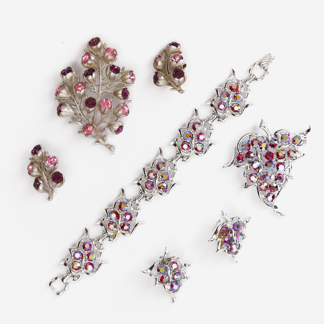 SARAH COVENTRY - Two Vintage Jewelry Sets (5 Pieces): SARAH COVENTRY - Two vintage jewelry sets (5 pieces) 2 brooches, 1 bracelet and 2 pairs of ear clips. Sarah Coventry Co., USA; circa 1960. Metal, silver-colored. Rhinestones. Weight: 119 g. Bracelet L
