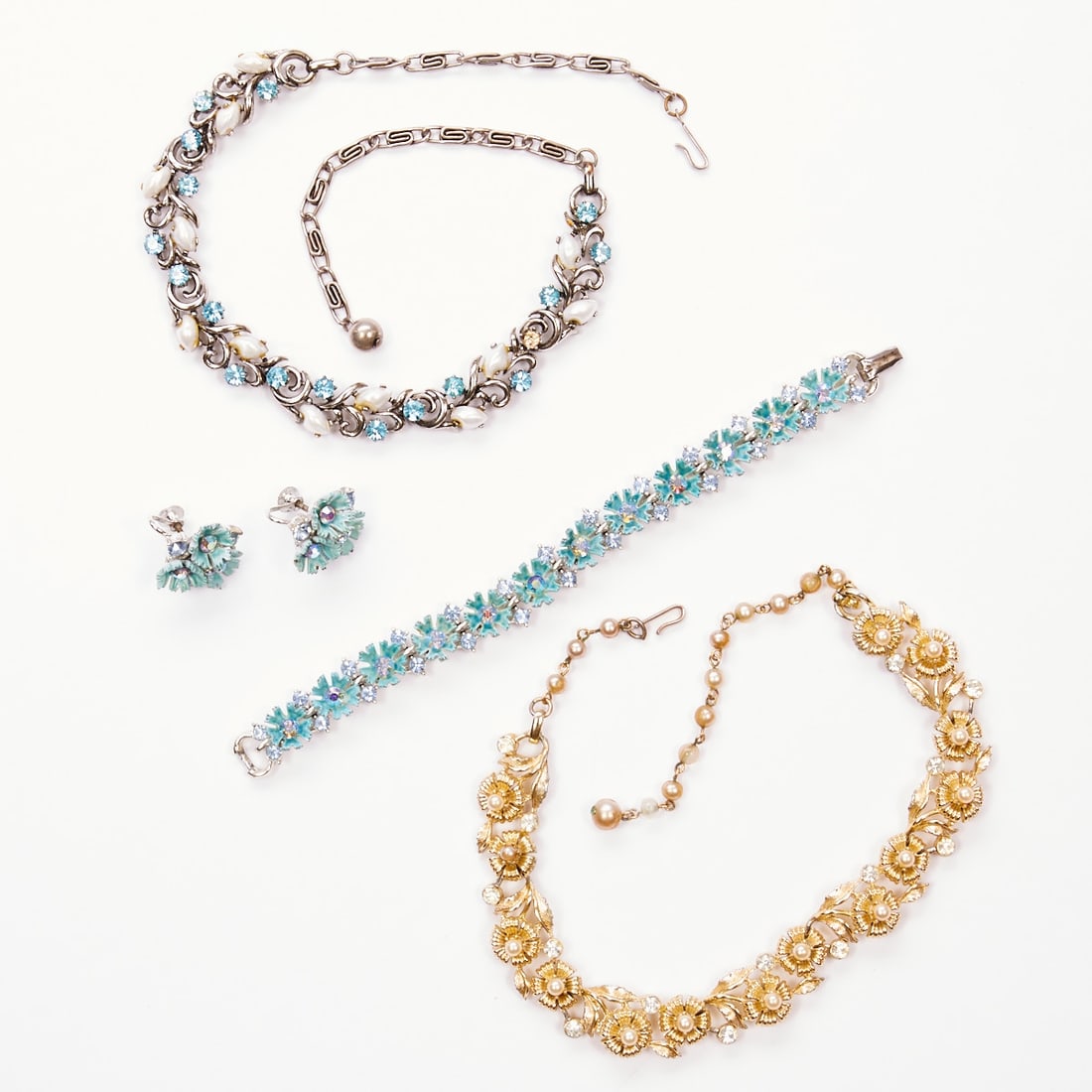 LISNER - Vintage Jewelry Set (4 Pieces): LISNER - Vintage jewelry set (4 pieces) 2 necklaces, 1 bracelet and 1 pair of ear clips. Lisner, New York, circa 1950. Metal, silver-/ gold-colored; rhinestones; enamel. Total weight: 125 g. Dimension