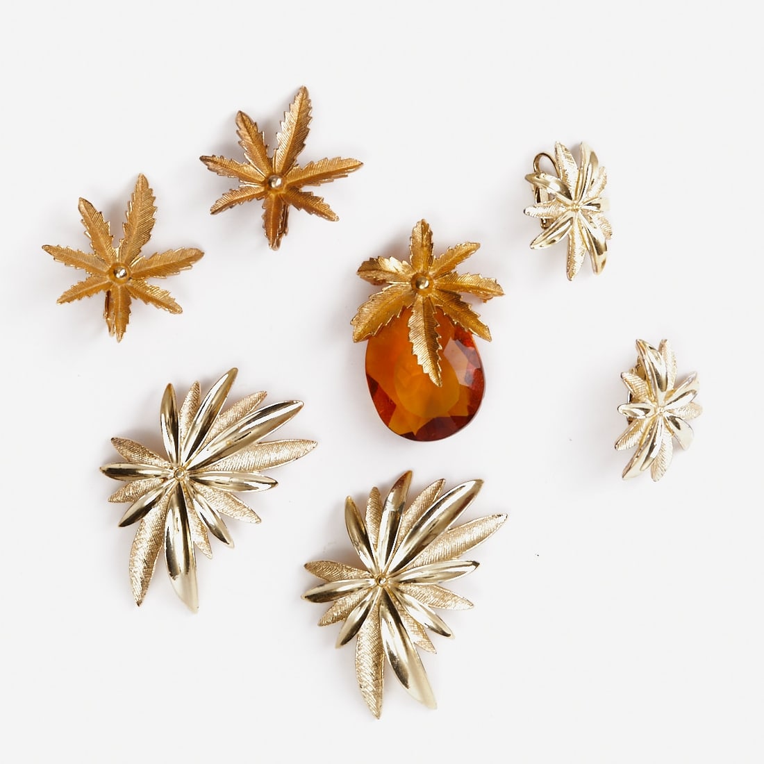SARAH COVENTRY - Two Vintage Brooch and Ear Clip Jewelry Sets (5 Pieces): SARAH COVENTRY - Two vintage brooch and ear clip jewelry sets (5 pieces) Sarah Coventry Co., USA; circa 1960. Metal, gold-colored. Glass. Weight: 66 g. Brooch dimensions: 4.8 x 5 cm and 5 x 3.5 cm. Ea