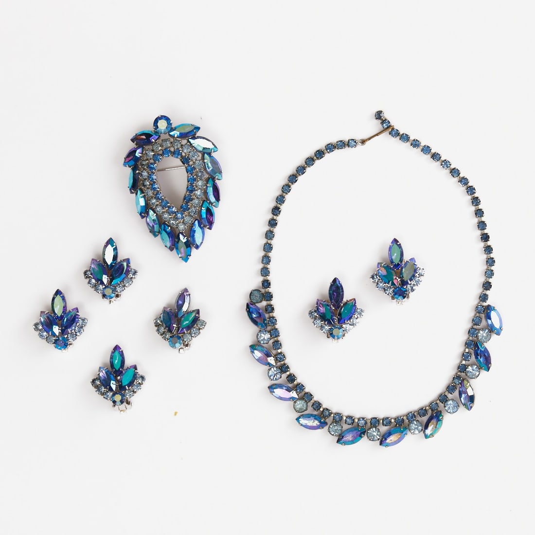 SARAH COVENTRY - Vintage Jewelry Set with Blue Rhinestones (5 Pieces): SARAH COVENTRY - Vintage jewelry set with blue rhinestones (5 pieces) 1 necklace, 1 brooch and 2 pairs of ear clips. Sarah Coventry Co., USA; circa 1960. Metal, silver-colored. Blue rhinestones. Weigh