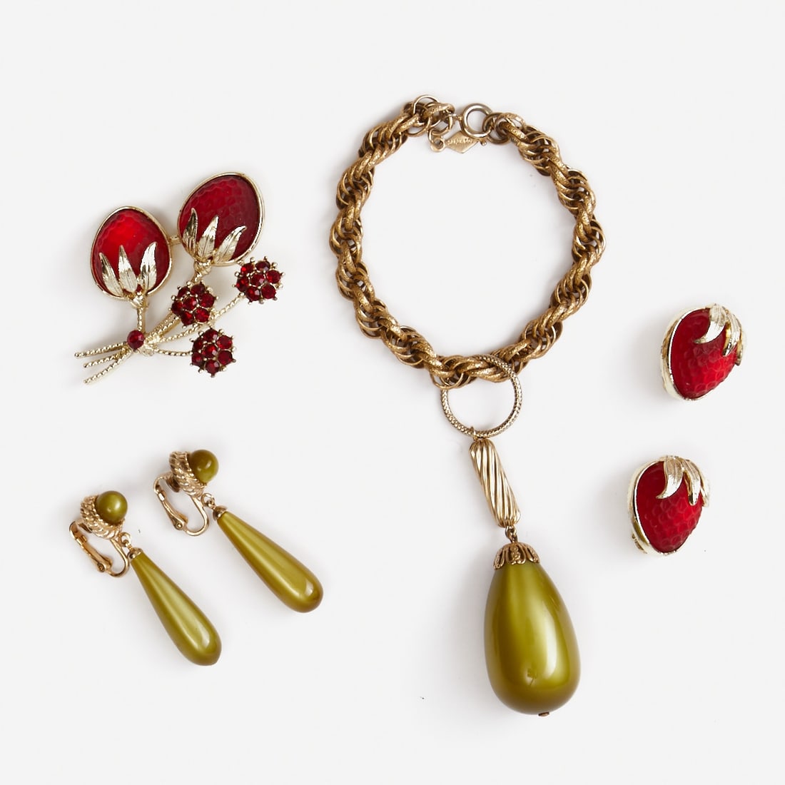 SARAH COVENTRY - Two Vintage Jewelry Sets (4 Pieces): SARAH COVENTRY - Two vintage jewelry sets (4 pieces) 1 bracelet, 1 brooch and 2 pairs of ear clips. Sarah Coventry Co., USA; circa 1960. Metal, silver-/ gold-colored. Lucite. Weight: 83 g. Bracelet L.