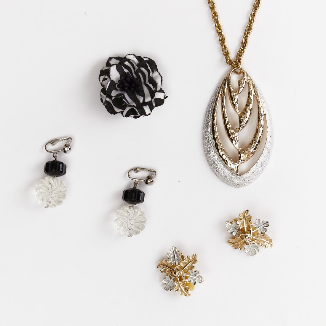 SARAH COVENTRY - Two Vintage Jewelry Sets (4 pieces): SARAH COVENTRY - Two Vintage Jewelry Sets (4 pieces) 1 necklace with pendant, 1 brooch/clip and 2 pairs of ear clips. Sarah Coventry Co., USA; circa 1960. Metal, silver-coloured/gold-coloured. Fabric.