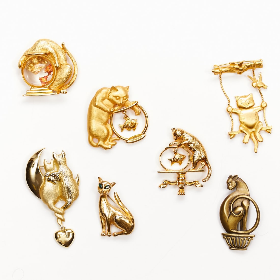 J.J. / AJC / AVON / BSK - Seven gold-coloured Vintage Brooches with Cat Motif (7 pieces): J.J. / AJC / AVON / BSK - Seven gold-coloured Vintage Brooches with Cat Motif (7 pieces) The Jonette Jewelry Company (J. J.), USA, circa 1990s. American Jewelry Chain Company (AJC), USA, 1990s. Jose &