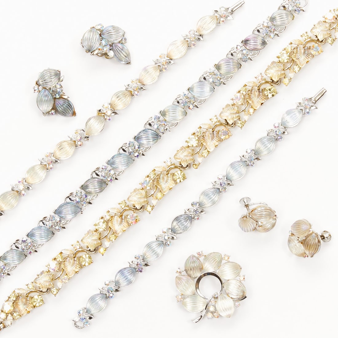 LISNER - Vintage Jewelry Set (7 pieces): LISNER - Vintage Jewelry Set (7 pieces) 2 necklaces, 2 bracelets, 1 brooch and 2 pairs of ear clips. Lisner, New York, circa 1950. Metal, silver-/white gold-coloured. Rhinestones. Glass. Total weight: