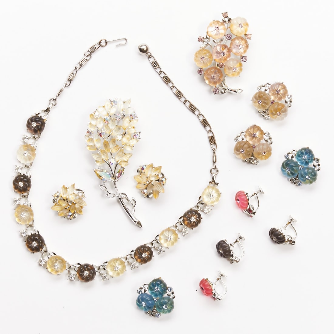 LISNER - Vintage Parure with Floral Motif (8 pieces): LISNER - Vintage Parure with Floral Motif (8 pieces) 1 necklace, 2 brooches and 5 pairs of clip-on earrings. Lisner, New York, USA. Circa 1960-1990. Metal, silver-colored; rhinestones; glass. Total we