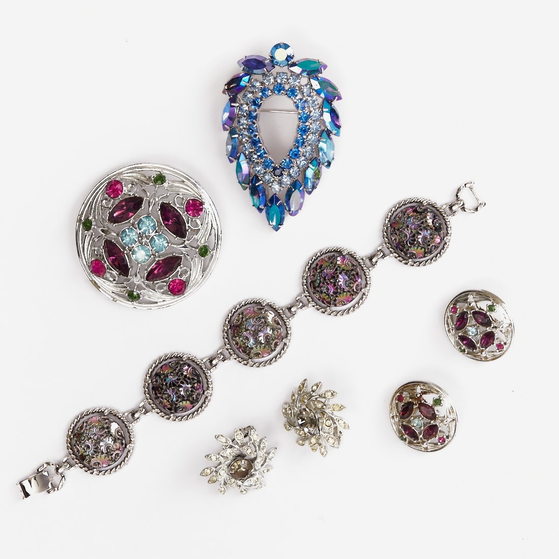 SARAH COVENTRY - Vintage Rhinestone Jewelry Set (5 pieces): SARAH COVENTRY - Vintage Rhinestone Jewelry Set (5 pieces) 1 bracelet, 2 brooches and 2 pairs of clip-on earrings. Sarah Coventry Co., USA; circa 1960. Metal, silver-colored. Colorful rhinestones. Wei