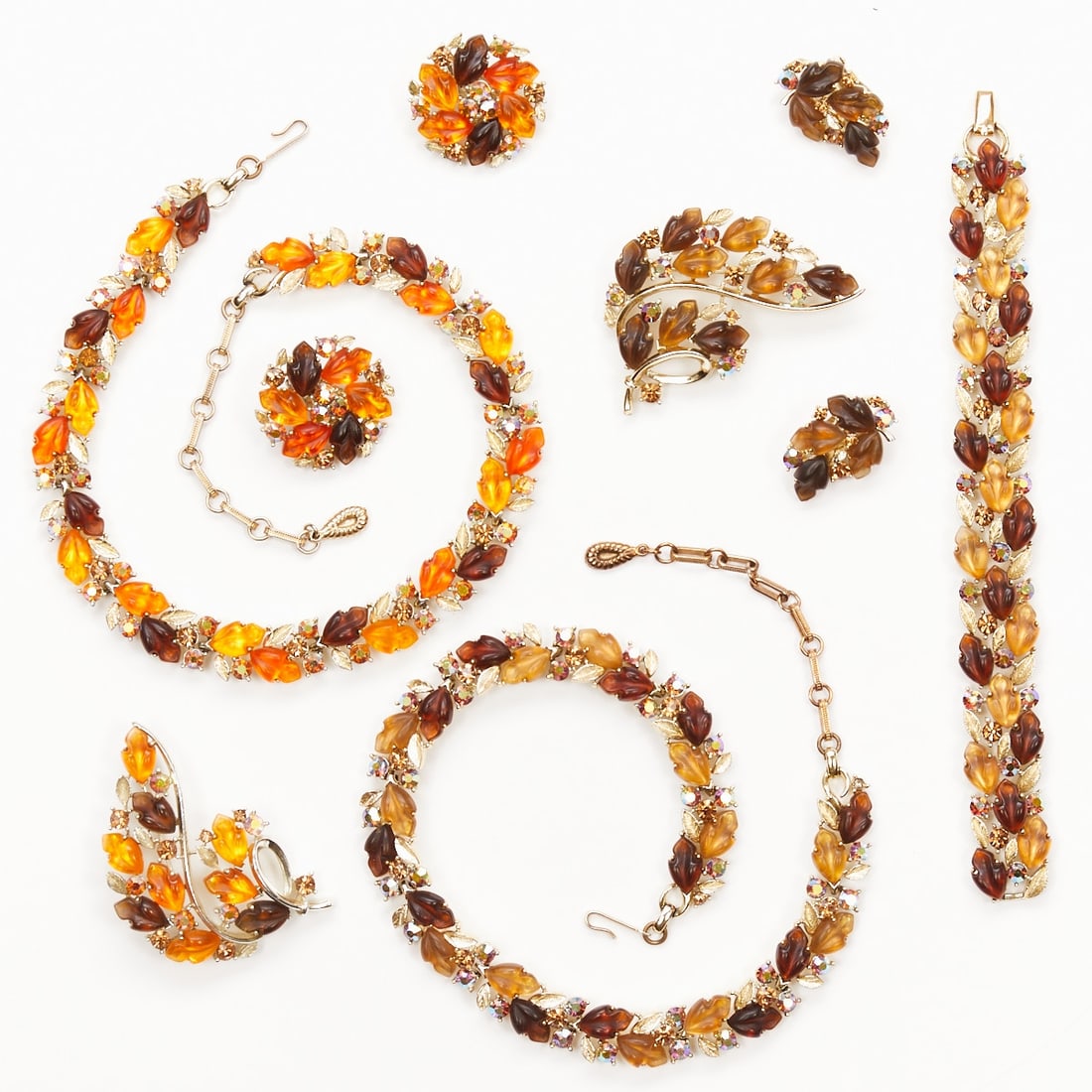 LISNER - Two Vintage Parures with Foliage Motif (7 pieces): LISNER - Two Vintage Parures with Foliage Motif (7 pieces) 2 necklaces, 1 bracelet, 2 brooches and 2 pairs of clip-on earrings. Lisner, New York, USA. Circa 1960-1990. Metal, white gold-colored; rhine