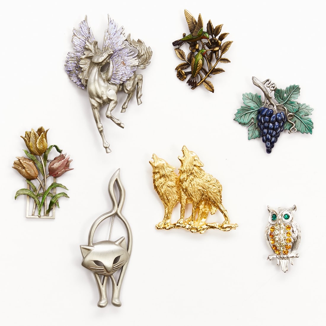 J.J. - Seven beautiful Vintage Brooches (7 pieces): J.J. - Seven beautiful vintage brooches (7 pieces) The Jonette Jewelry Company (J.J.), USA, approx. 1970 - 1990. Metal, total weight: 80 g. Owl brooch: silver-colored, rhinestones, 4.5 x 2.5 cm.; Humm