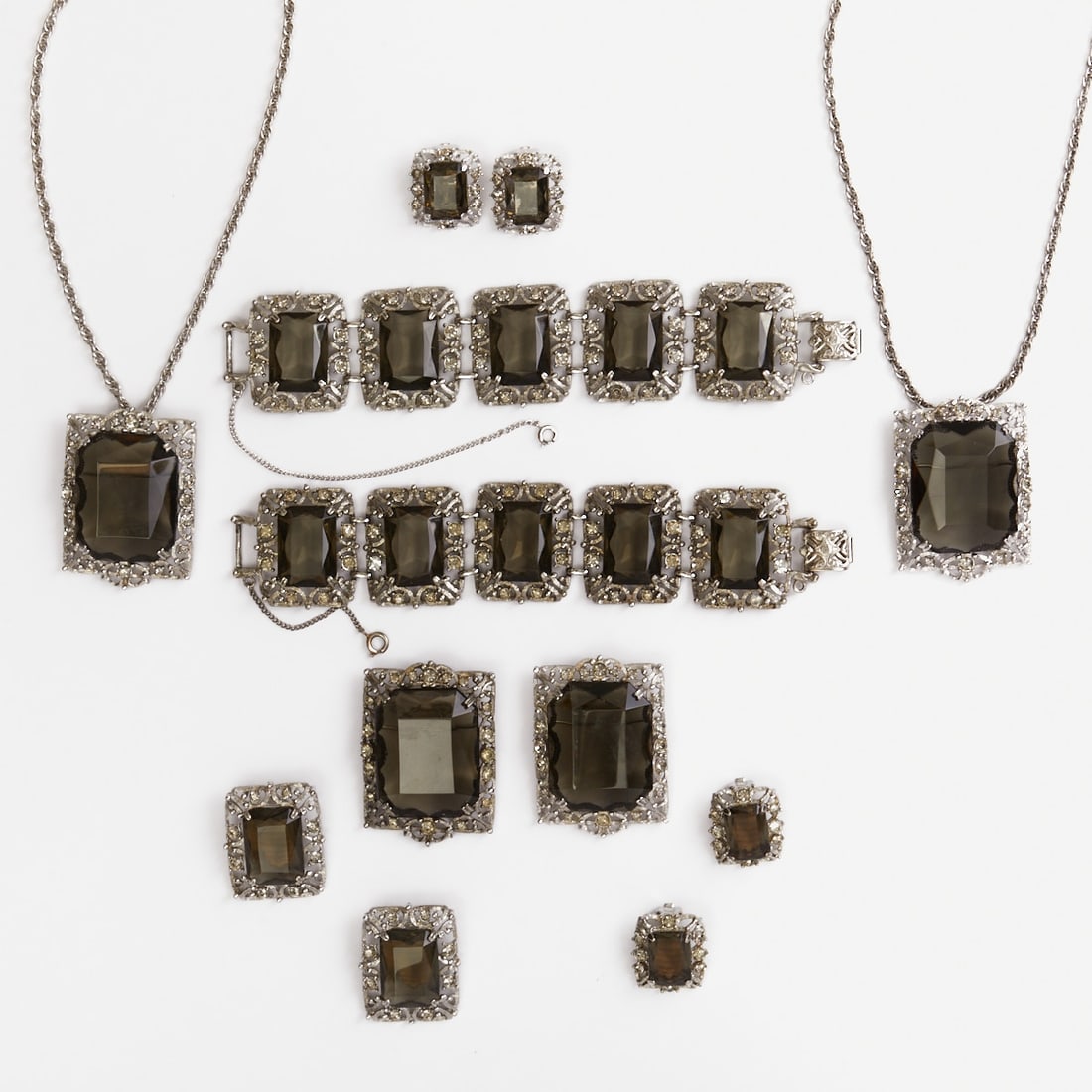 SARAH COVENTRY - Vintage jewelry set 'Celebrity' (9 pieces): SARAH COVENTRY - Vintage jewelry set "Celebrity" (9 pieces) 4 brooch pendants (2 with chains), 2 bracelets, 3 pairs of ear clips. Sarah Coventry, USA; circa 1950. Metal, silver-colored. Rhin