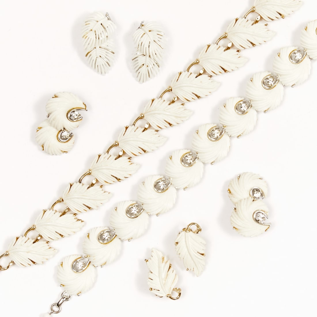 LISNER - Two Vintage Thermoset Parures with Feather Motif (5 pieces): LISNER - Two vintage thermoset parures with feather motif (5 pieces) 2 colliers and 3 pairs of ear clips. Lisner, New York, circa 1950. Metal, silver-colored; rhinestones. Total weight: 148 g. Collier