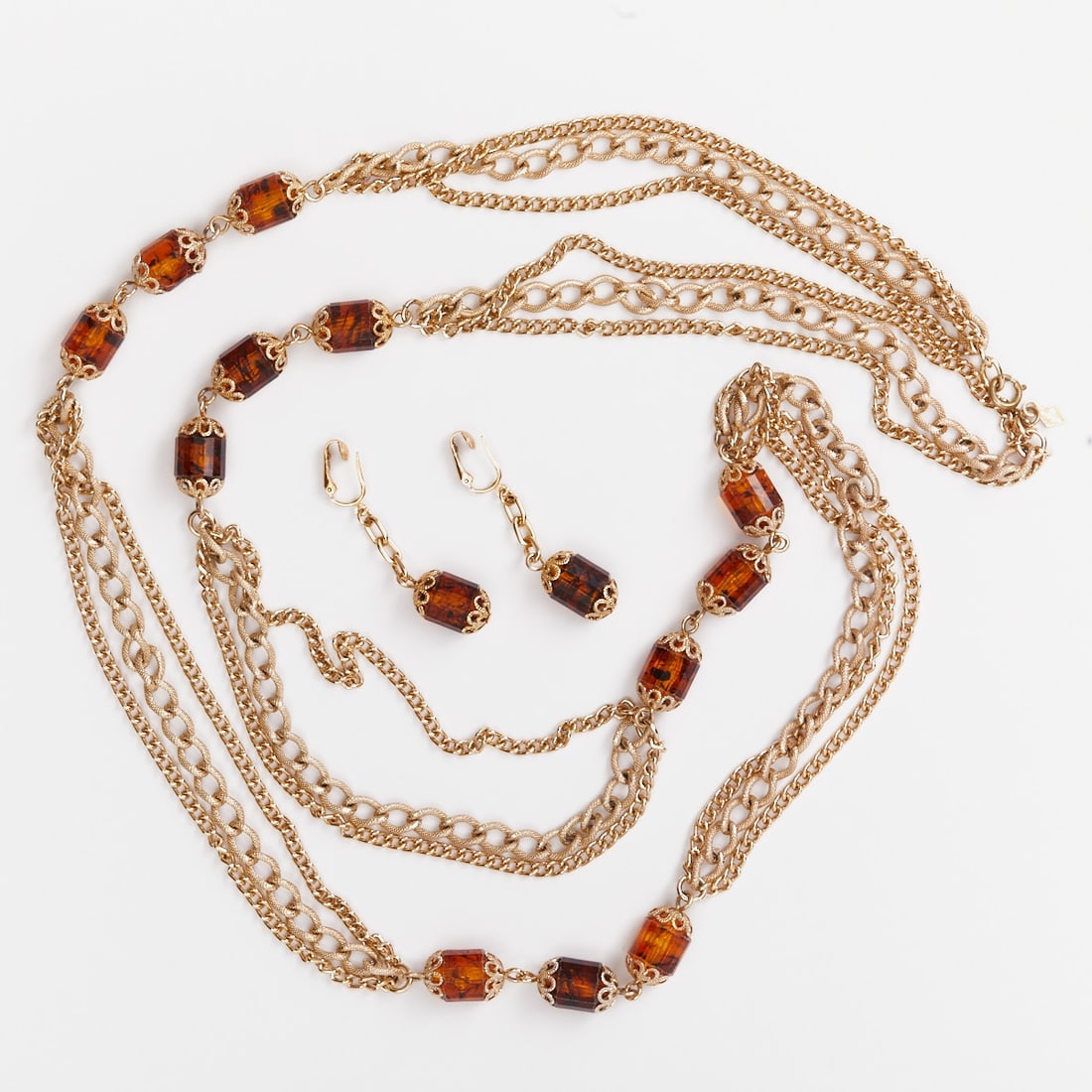 SARAH COVENTRY - Vintage Necklace and Ear Clips with Faux Amber (2 pieces): SARAH COVENTRY - Vintage necklace and ear clips with faux amber (2 pieces) Sarah Coventry, USA; circa 1964. Metal, gold-colored. Faux amber. Weight: 70 g. Chain length 130 cm. Ear clip dimensions: 5 x