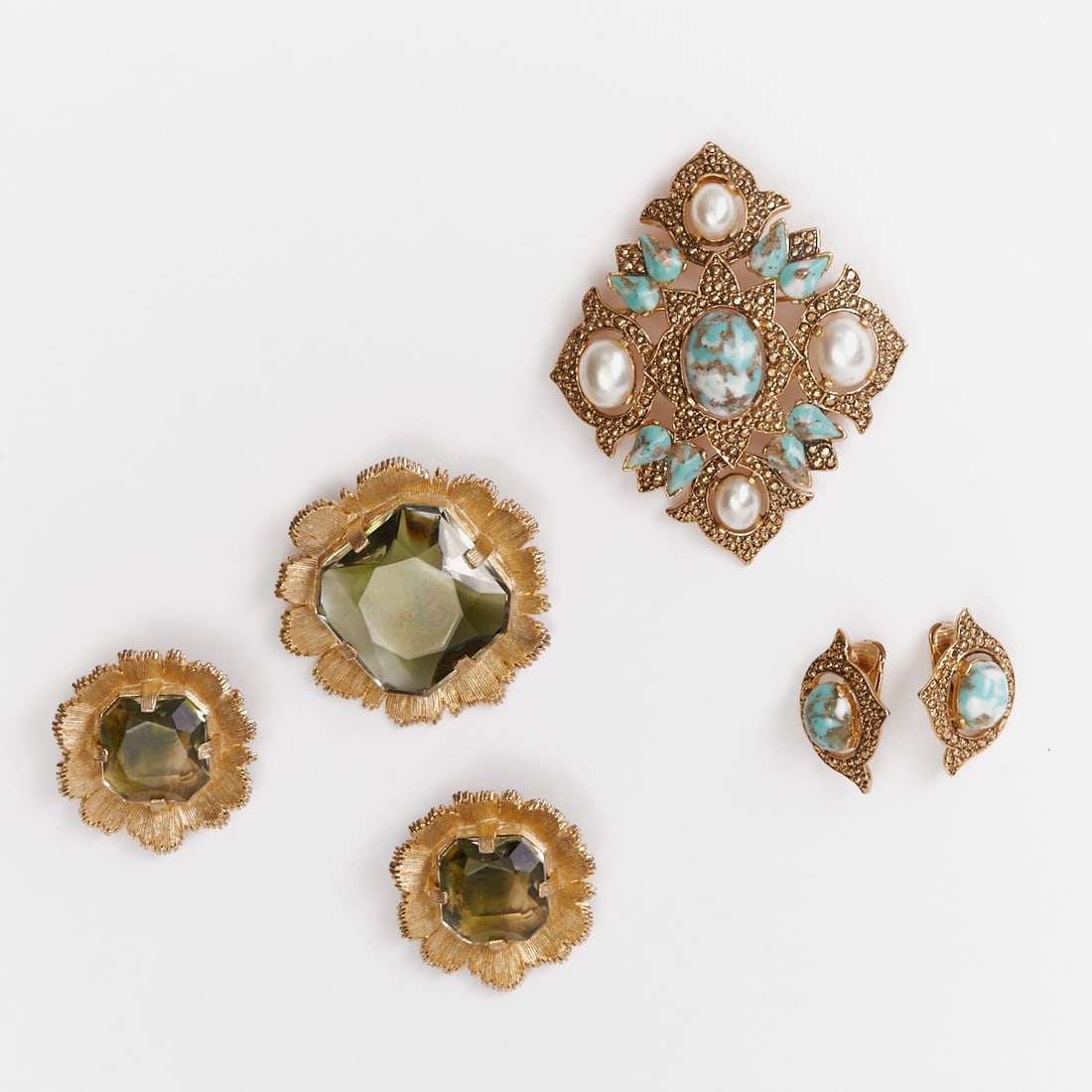 SARAH COVENTRY - Two Vintage Brooch and Ear Clip Jewelry Sets (4 pieces): SARAH COVENTRY - Two Vintage Brooch and Ear Clip Jewelry Sets (4 pieces) 2 brooches and 2 pairs of ear clips. Sarah Coventry company, USA; circa 1960. Metal, gold-colored. Glass. Faux pearls. Weight: 