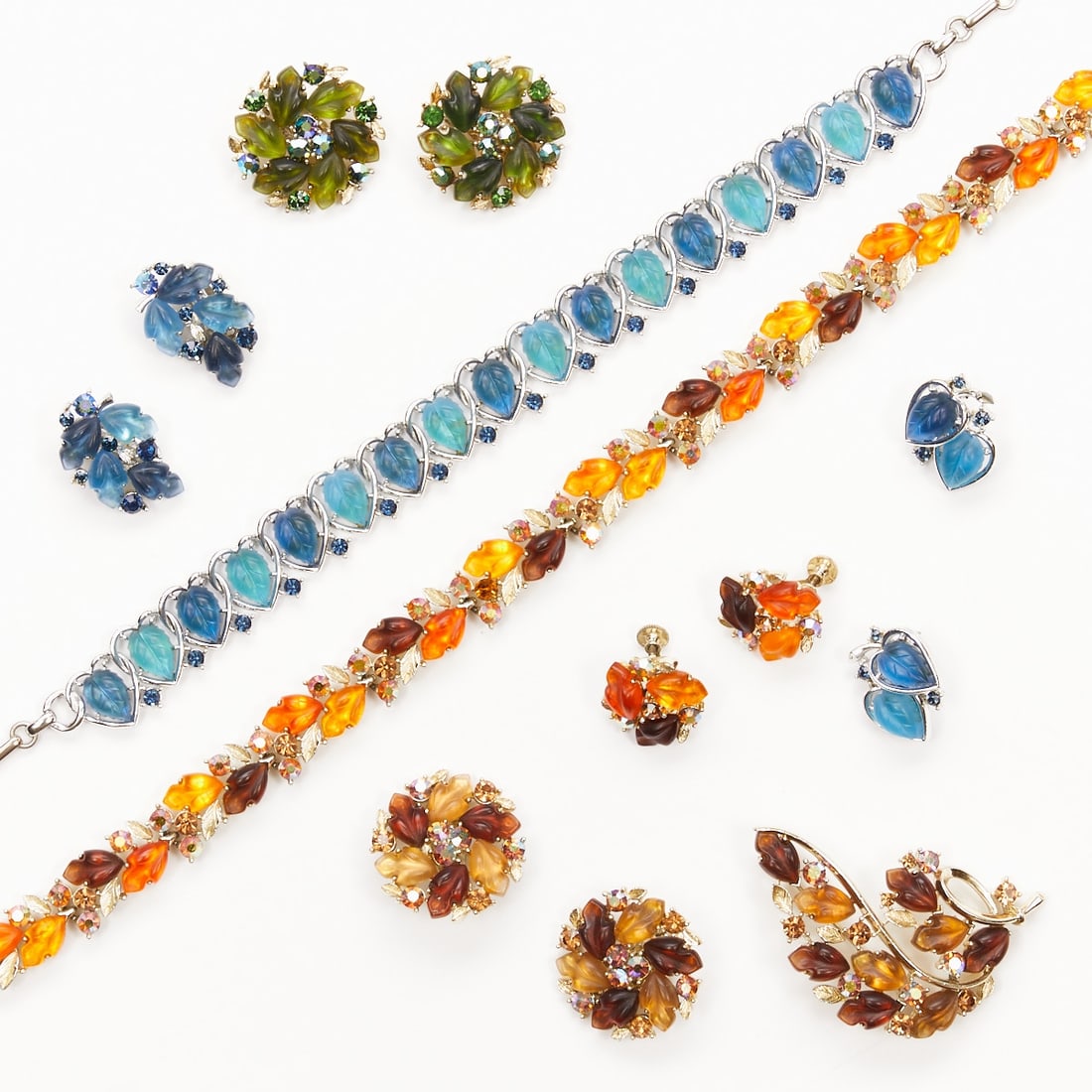LISNER - Vintage Jewelry Sets with Foliage Motif (8 pieces): LISNER - Vintage Jewelry Sets with Foliage Motif (8 pieces) 2 necklaces, 1 brooch, and 5 pairs of ear clips. Lisner, New York, USA. Circa 1960-1990. Metal, silver-/white gold-colored; rhinestones; gla