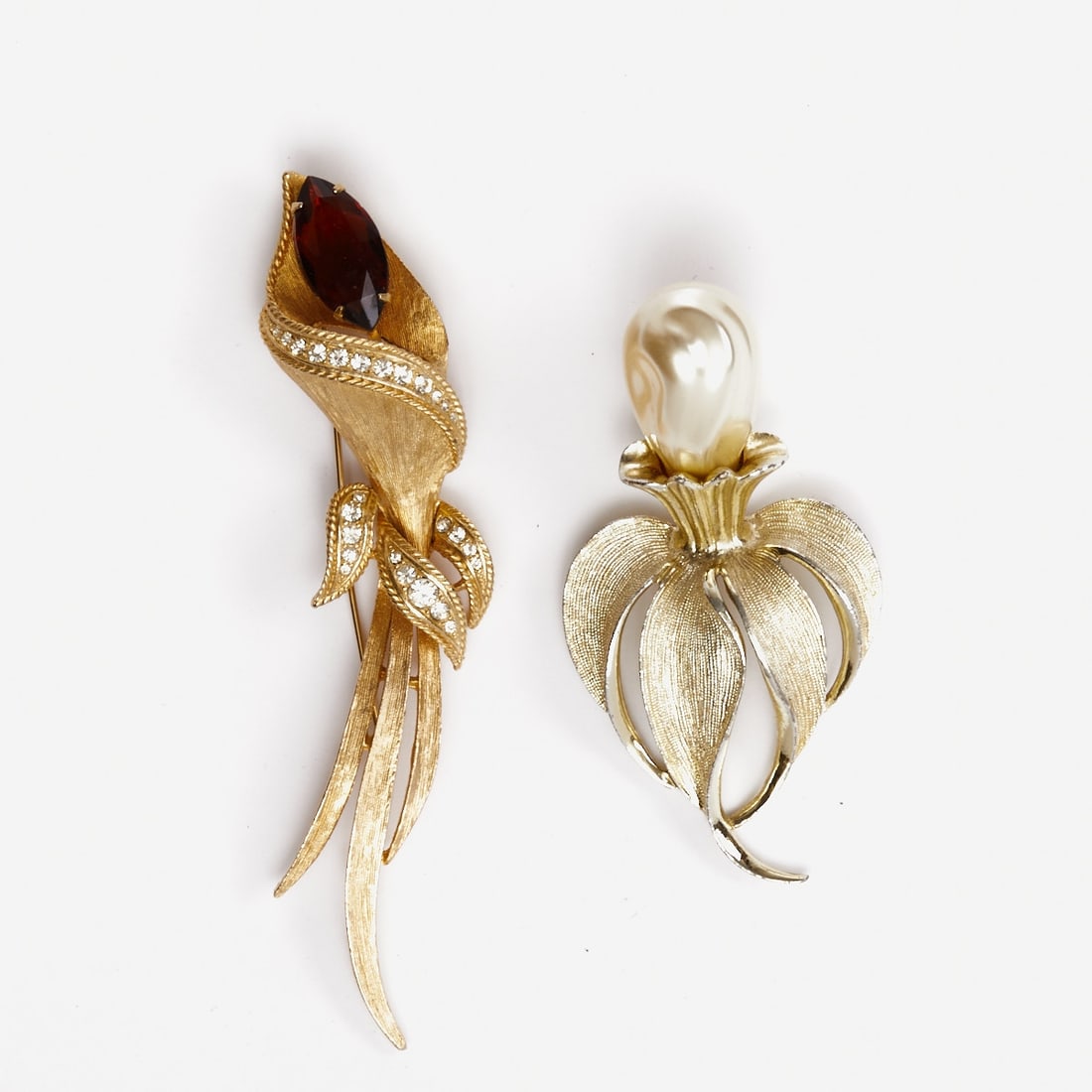 SARAH COVENTRY - Two vintage brooches with faux pearls and faux citrine: SARAH COVENTRY - Two vintage brooches with faux pearls and faux citrine Sarah Coventry Co., USA; circa 1960. Metal, gold-colored. Faux pearls. Rhinestones. Total weight: 72 g. Dimensions: 9 x 4.5 cm a