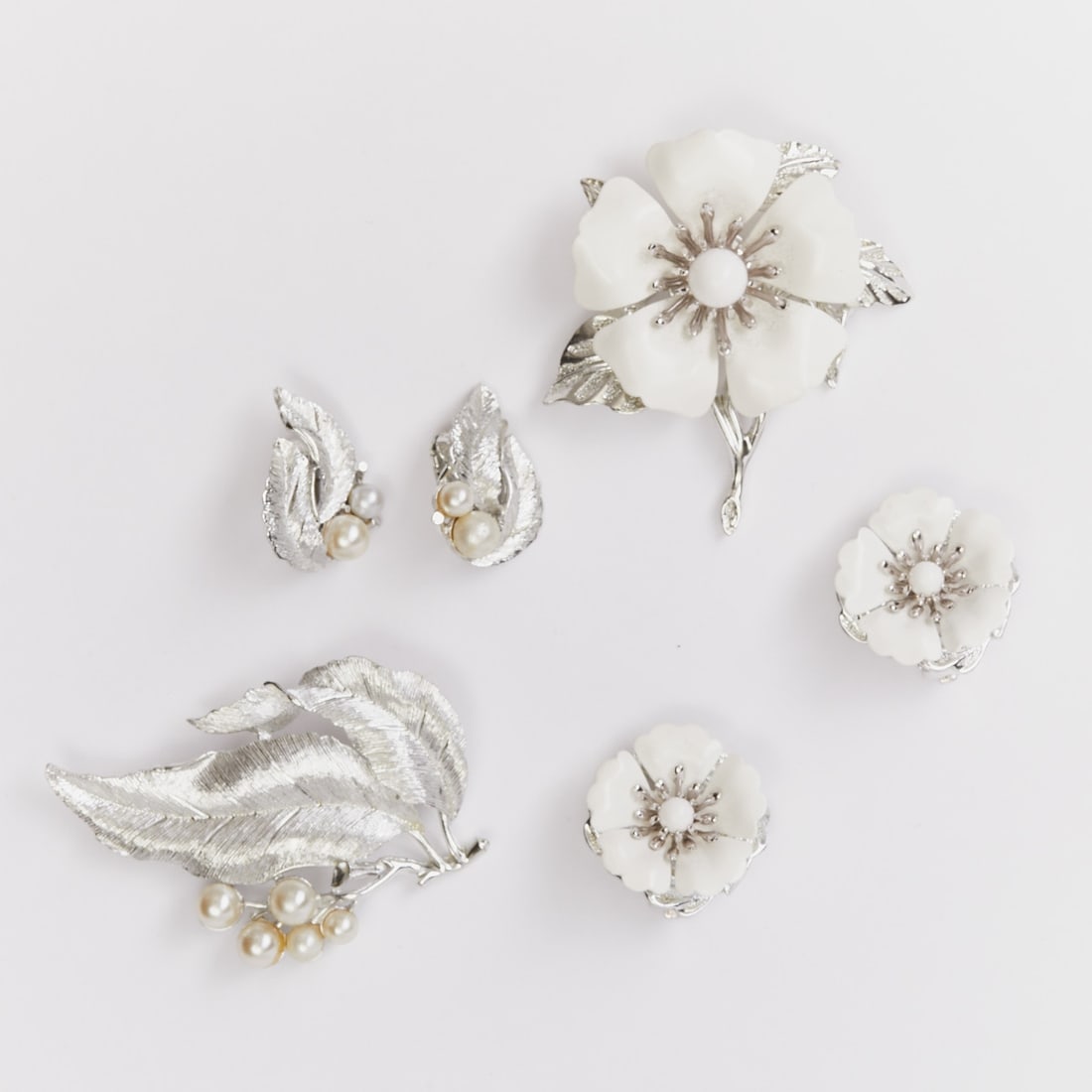 SARAH COVENTRY - Two vintage brooch and ear clip jewelry sets (4 pieces): SARAH COVENTRY - Two vintage brooch and ear clip jewelry sets (4 pieces) Sarah Coventry Co., USA; circa 1960. Metal, silver-colored. Faux pearls. Enamel. Weight: 98 g. Brooch dimensions: 8 x 5.5 cm an