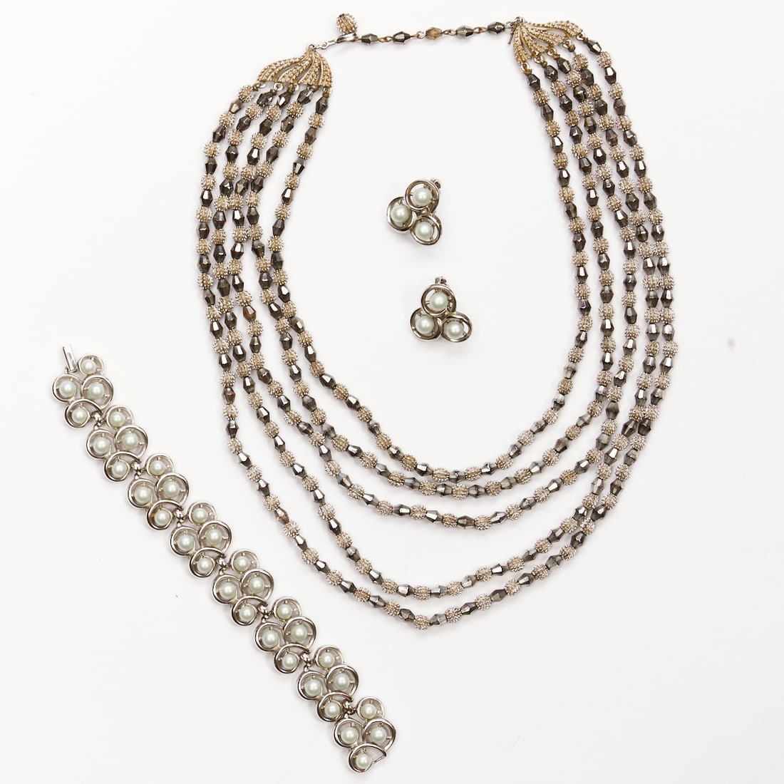 TRIFARI Alfred Philippe - Vintage pearl jewelry set (3 pieces): TRIFARI Alfred Philippe - Vintage pearl jewelry set (3 pieces) Silver pearl necklace, bracelet, and pair of ear clips. Crown Trifari, New York, circa 1950. Metal, silver-colored; faux pearls. Total we