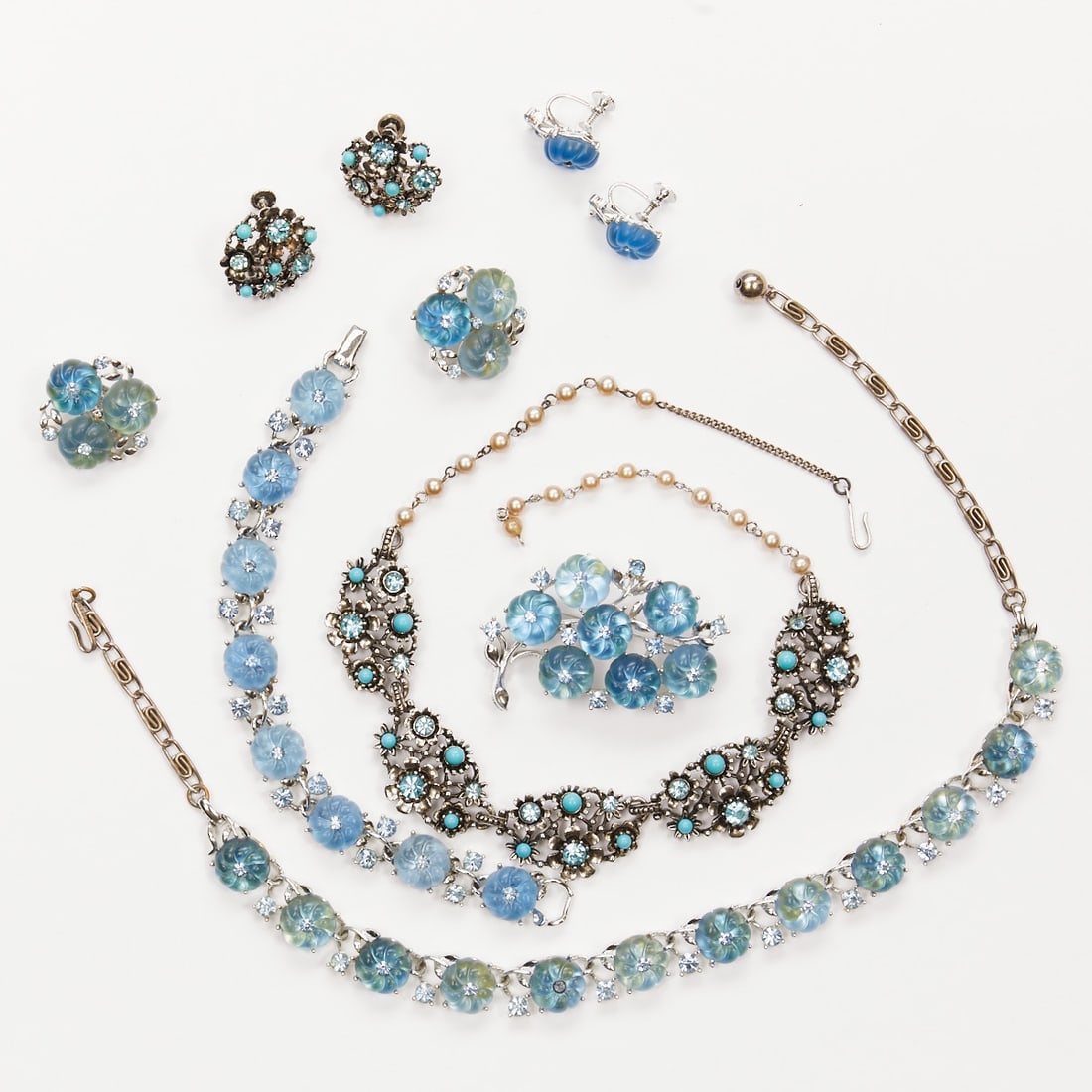LISNER - Two vintage blue jewelry sets (7 pieces): LISNER - Two vintage blue jewelry sets (7 pieces) 2 necklaces, 1 bracelet, 1 brooch, and 3 pairs of ear clips. New York, circa 1950. Metal, silver-colored / antique silver-colored, with blue Lucite an