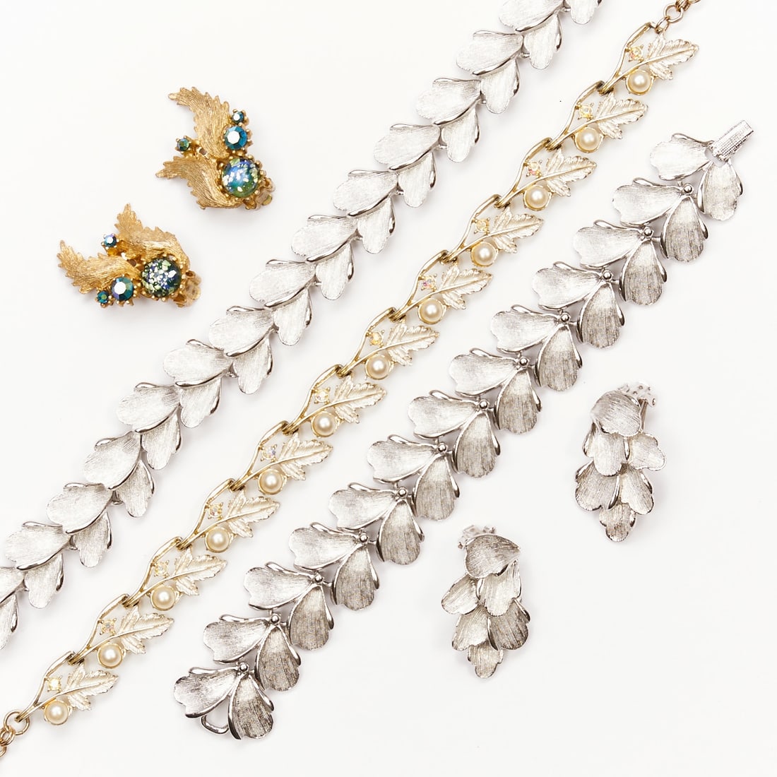 JUDY LEE - Vintage leaf parure (5 pieces): JUDY LEE - Vintage leaf parure (5 pieces) 2 necklaces, bracelet, 2 pairs of ear clips. Judy Lee, USA, circa 1950s - 1960s. Metal, silver-colored and gold-colored. Rhinestones. Weight: 173 g. Necklace 