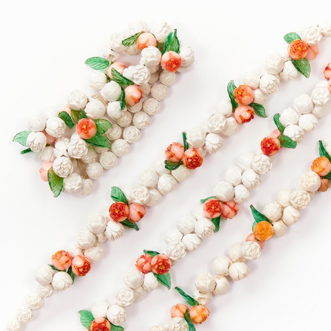 Three vintage rose pearl necklaces and one bracelet: Three vintage rose pearl necklaces and one bracelet Probably USA, circa 1980. Metal clasp. Lucite. Weight: 134 g. Necklace length each approx. 44 cm. Width 1.7 cm. Bracelet length approx. 19 cm. Not s