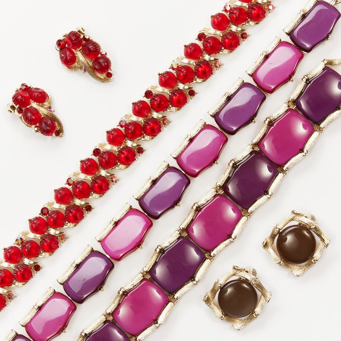 LISNER - Two vintage thermoset parures in purple / red tones (5 pieces): LISNER - Two vintage thermoset parures in purple / red tones (5 pieces) 2 necklaces, 1 bracelet, and 2 pairs of ear clips. Lisner, New York, circa 1950. Metal, white gold-colored; Lucite. Total weight