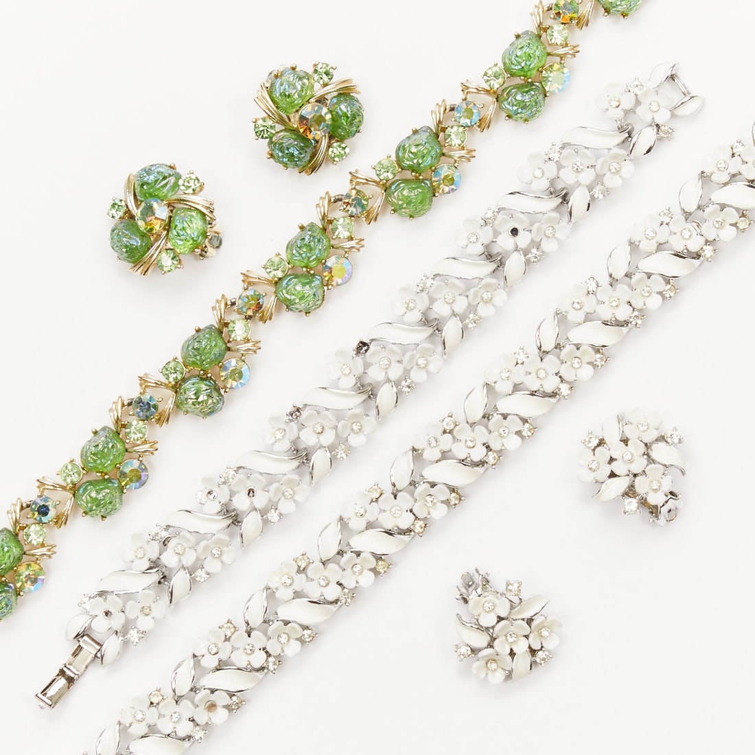 LISNER - Vintage Parure with White Blossoms (5 pieces): LISNER - Vintage parure with white blossoms (5 pieces) 2 necklaces, 1 bracelet, and 2 pairs of ear clips. Lisner, New York, circa 1950. Metal, silver-/white gold-colored. Rhinestones. Enamel. Green Au