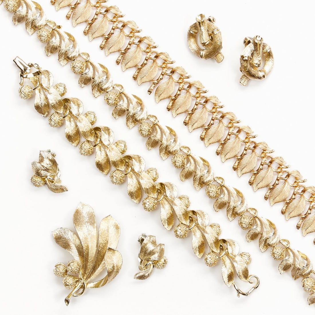 LISNER - Vintage Gold-Colored Jewelry Set (7 pieces): LISNER - Vintage gold-colored jewelry set (7 pieces) 2 necklaces, 1 bracelet, 1 brooch, and 2 pairs of ear clips. Lisner, New York, circa 1950. Metal, gold-colored. Total weight: 125 g. Necklace lengt