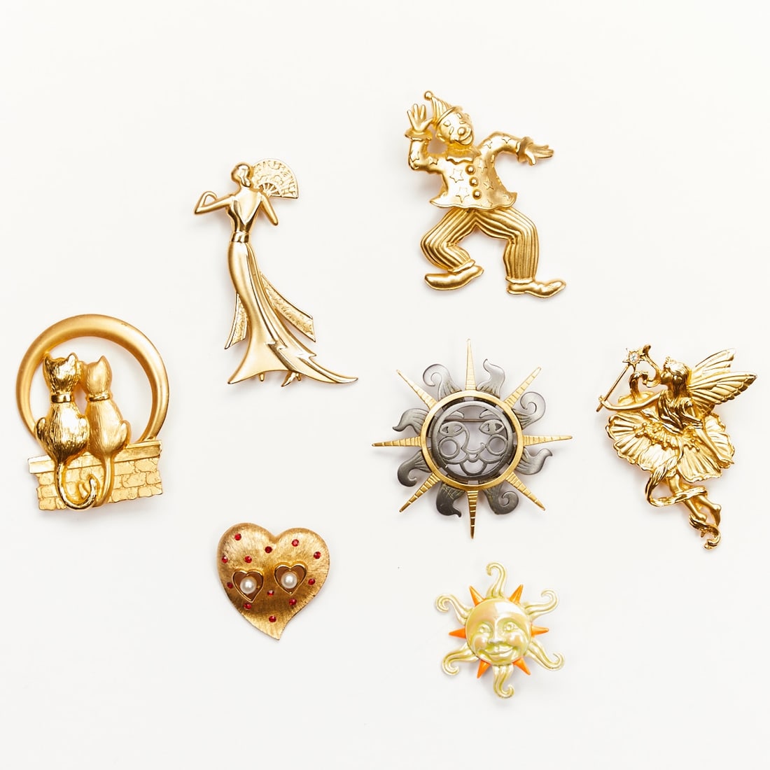 J.J. - Seven Vintage Brooches (7 pieces): J.J. - Seven Vintage Brooches (7 pieces) The Jonette Jewelry Company (J. J.), USA, circa 1980s. Metal, pewter/gold-colored, rhinestones, faux pearls. Enamel. Total weight: 130 g. Dimensions: 7.5 x 4 c