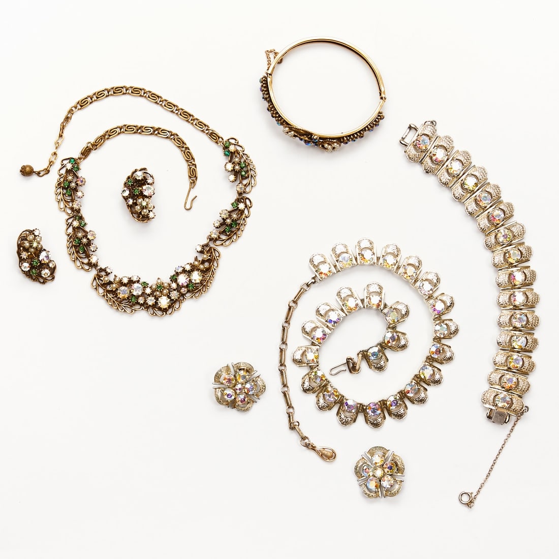 Florenza / CORO - Two Vintage Jewelry Sets (6 pieces): Florenza / CORO - Two Vintage Jewelry Sets (6 pieces) 2 necklaces, 1 bangle, 1 bracelet and 2 pairs of ear clips. New York, circa 1950 - 1970. Metal, gold-colored with moonstone-colored, crystal rhine