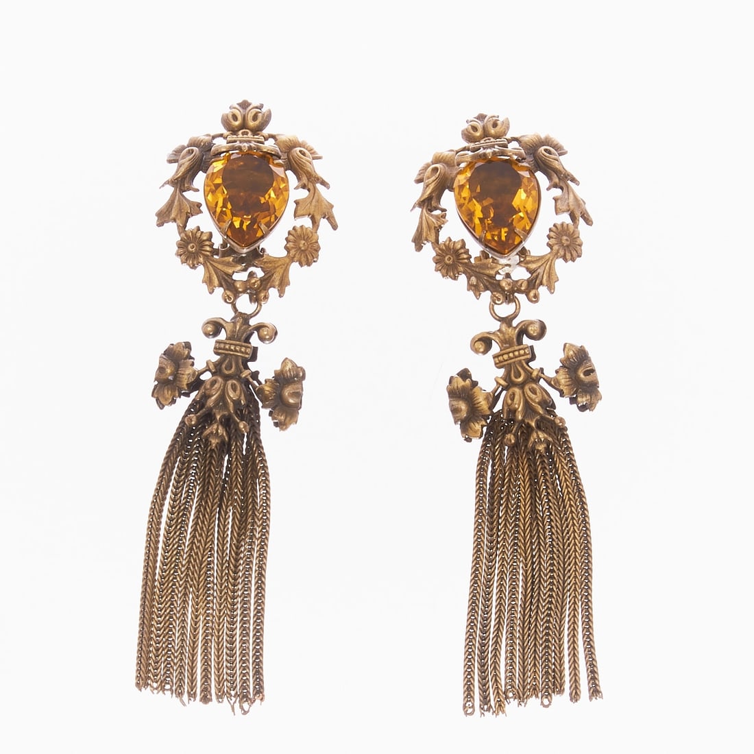 Victorian-style Vintage Ear Clips: Victorian-style Vintage Ear Clips Probably around 1900. Metal, bronze-colored. Orange rhinestones. Weight: 34 g. Dimensions: L. 10 cm. Width approx. 3 cm. Not signed. Good condition.