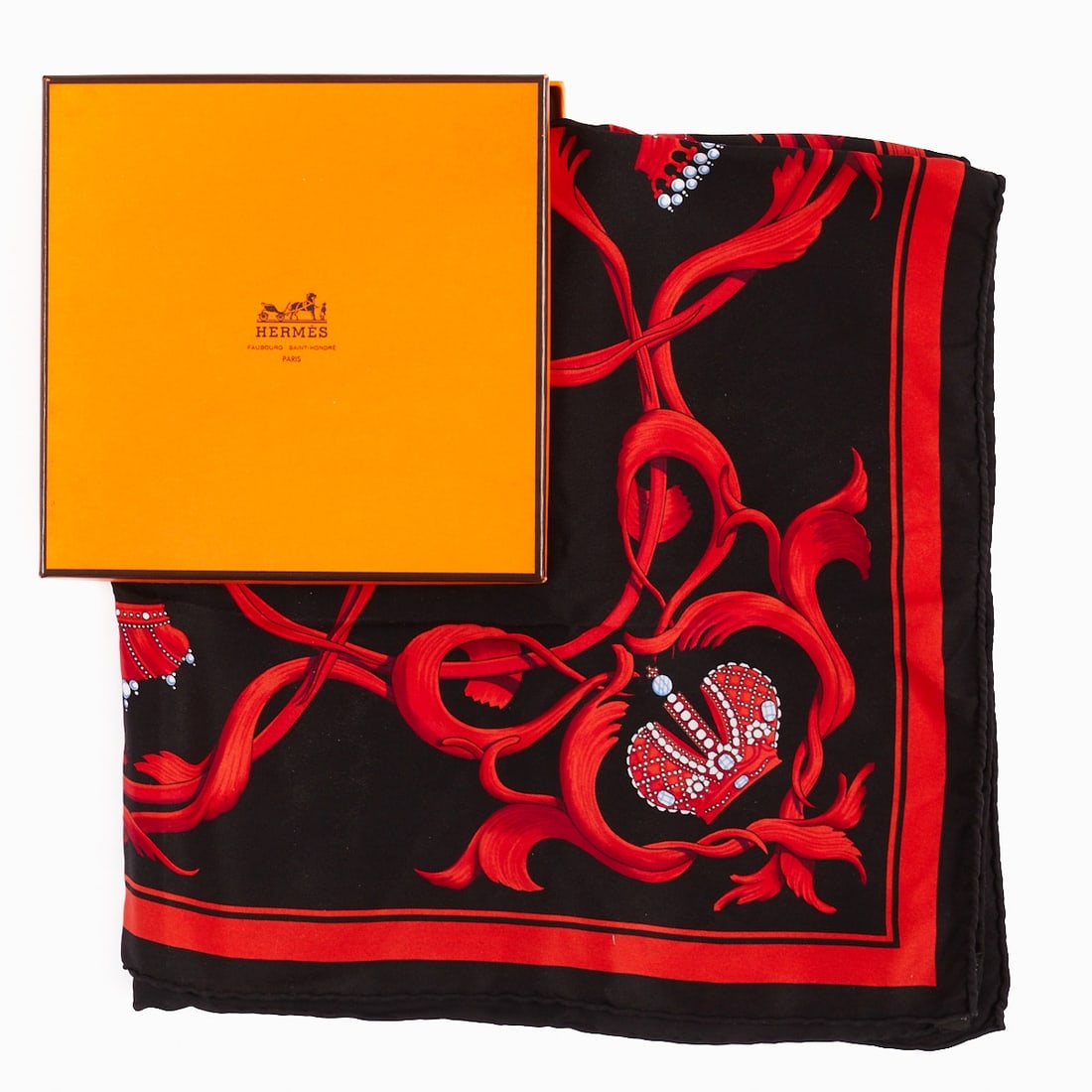 HERM??S CARR?‰ - Silk scarf ''Couronnes'' (Crowns): HERMÈS CARRÉ - Silk scarf ''Couronnes'' (Crowns) Hermès company, Paris. Model: "Couronnes". Designed by Julie Abadie. Original edition: 1969 (in 90 cm format). The small