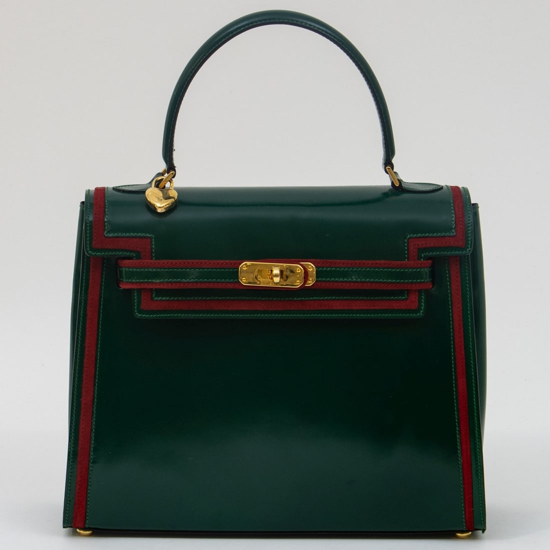 MOSCHINO - Handbag in Kelly design: MOSCHINO - Handbag in Kelly design Moschino in collaboration with Redwall, Made in Italy. Material: Green patent leather and red suede, gold-colored metal fittings. Reverse: Moschino. Dimensions: H. 2