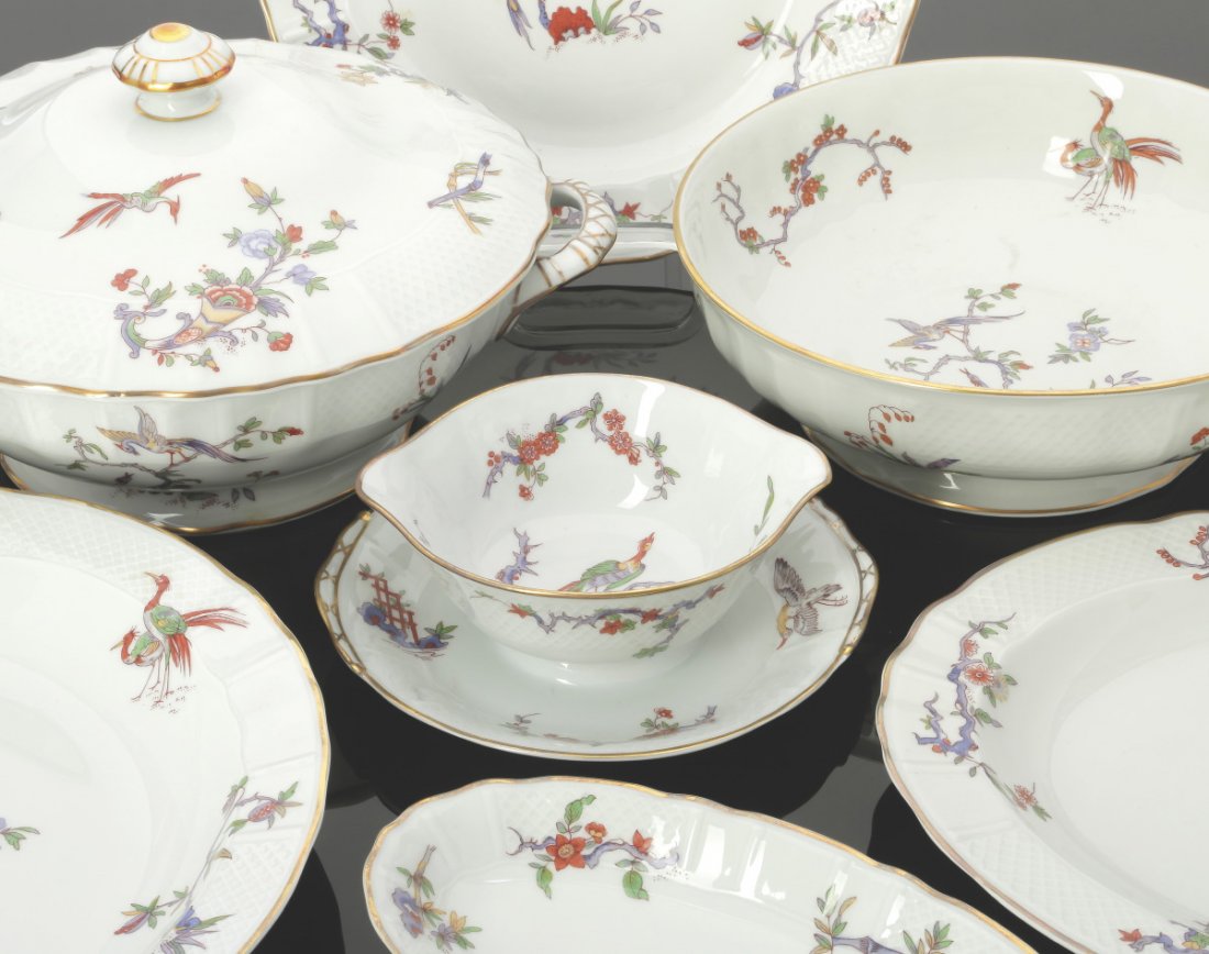37tlg. Speiseservice Limoges, L. Bernardaud &...: 37tlg. Speiseservice Limoges, L. Bernardaud & Co. - Condé - Porzellan, weiß glasiert. Polychrom bemalt. Goldrand. Unter der Glasur grüne Bodenmarke mit roter Bezeichnung 'L. Bernardaud & Co. Limoge