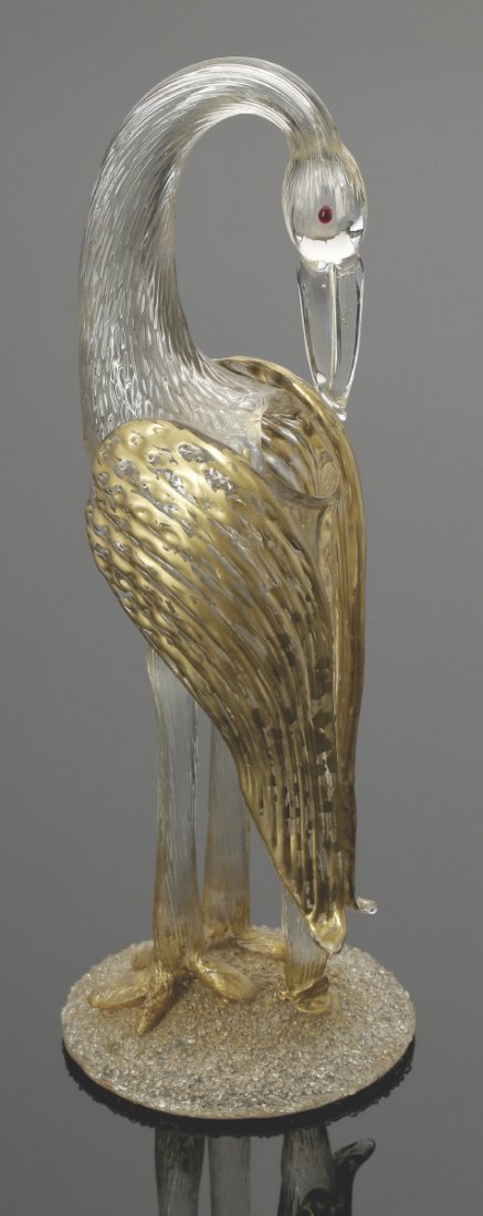 Storch 'Candia Papillon' Wohl Loetz Wwe., Klo...: Storch 'Candia Papillon' Wohl Loetz Wwe., Klostermühle, 1904. Farbloses Glas, Gold bemalt. Augen aus rotem Glas. Am Rücken Öffnung. Ausgeschliffener Abriss. H. 26,5 cm - Lit.: Vergleiche Lötz, Bö