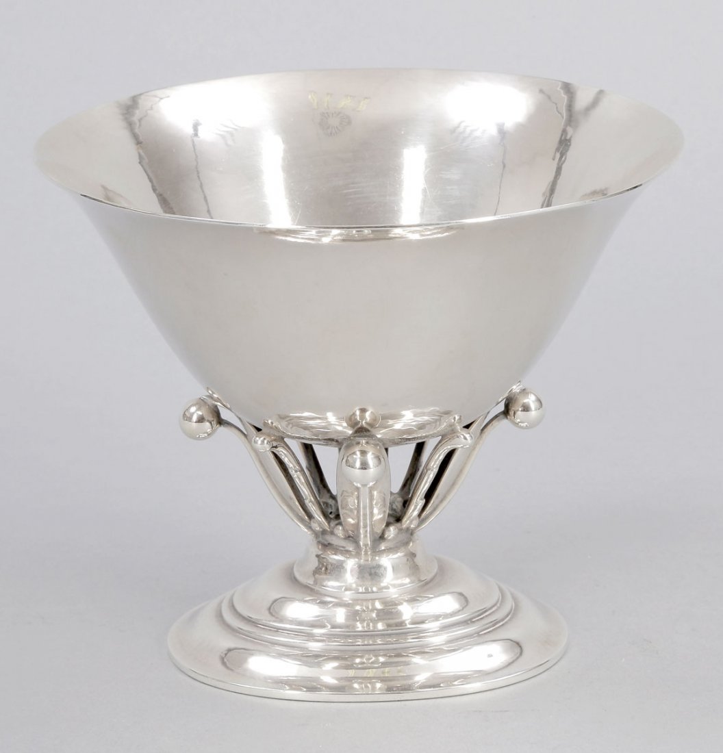 FuÃŸschale Georg Jensen/Kopenhagen/DÃ¤nemark, u...: FuÃŸschale Georg Jensen/Kopenhagen/DÃ¤nemark, um 1930. Entwurf: Johan Rohde, um 1912. 925er Silber. Punzen: Herst.-Marke, Sterling, 925s, Designerstempel, Denmark. H. 13,5 cm. Gew.: 422 g. Auf ova