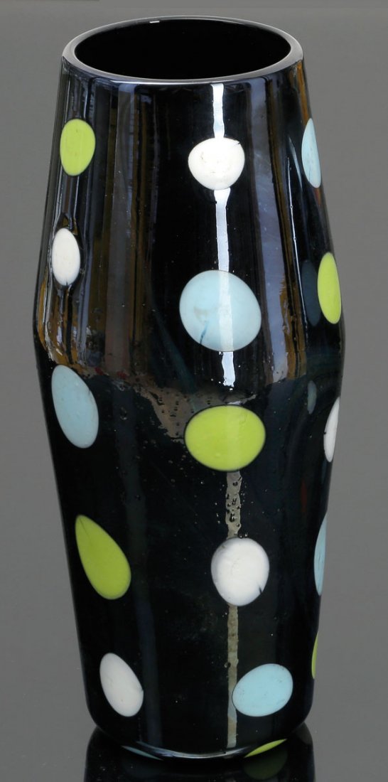 Vase Vittorio Ferro, Murano; AusfÃ¼hrung Frate...: Vase Vittorio Ferro, Murano; AusfÃ¼hrung Fratelli Pagnin, Murano. Violettes Glas, mit eingeschmolzenen Tupfen in opakweiÃŸ, hellblau und hellgrÃ¼n. OberflÃ¤che irisiert. Unter dem Stand Abriss