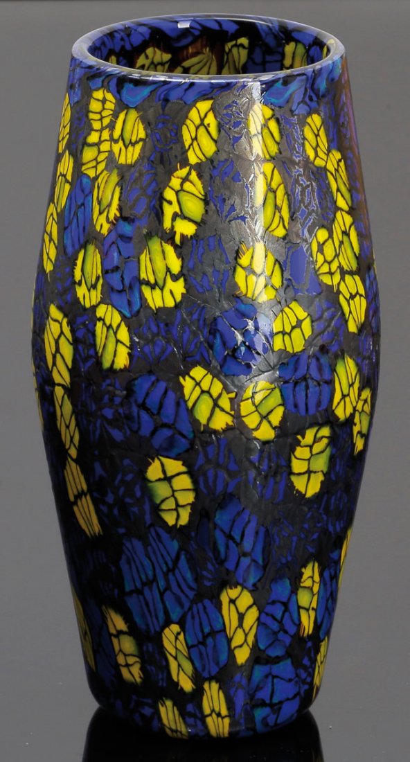 Vase Vittorio Ferro, Murano; AusfÃ¼hrung Frate...: Vase Vittorio Ferro, Murano; AusfÃ¼hrung Fratelli Pagnin, Murano. Farbloses Glas, mit aufgeschmolzenen Murrinen in blau/violett und gelb/violett. OberflÃ¤che matt metallisch irisiert. Unter dem St