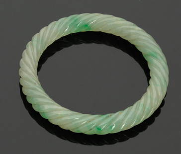 Armreif China. Jade. D. innen 5,5 cm, außen 7...: Armreif China. Jade. D. innen 5,5 cm, außen 7,5 cm.