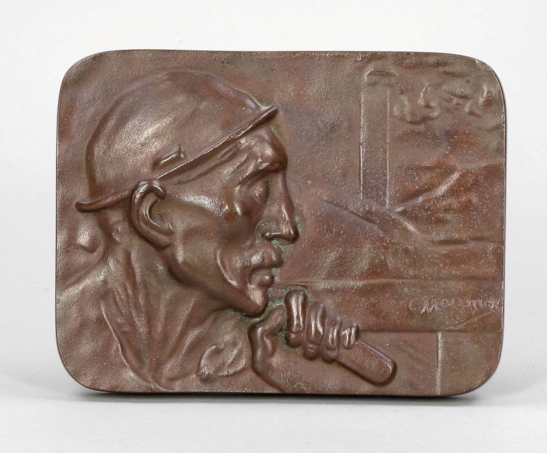Constantin Emile Meunier 1831 Etterbeck - 190...: Constantin Emile Meunier 1831 Etterbeck - 1905 Ixelles - Le Mineur, pioche sur l'épaule - Bronzerelief. Rotbraun patiniert. 14,2 x 18,7 x 3 cm. Sign. r. u.: C. Meunier. - Lit.: Th.-B. XXIV, S. 453.