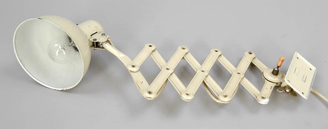 Scherenlampe Kaiser Idell. Entwurf von 1933. ...: Scherenlampe Kaiser Idell. Entwurf von 1933. Metall. L. 42/85 cm. Gebrauchsspuren.