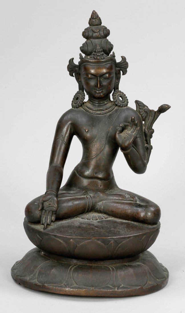 Bodhisattva Wohl Nepal, 19. Jahrhundert. Bron...: Bodhisattva Wohl Nepal, 19. Jahrhundert. Bronze. H. 33 cm. Auf einem Lotossockel sitzend mit Kopfschmuck und in Padmasana Haltung.