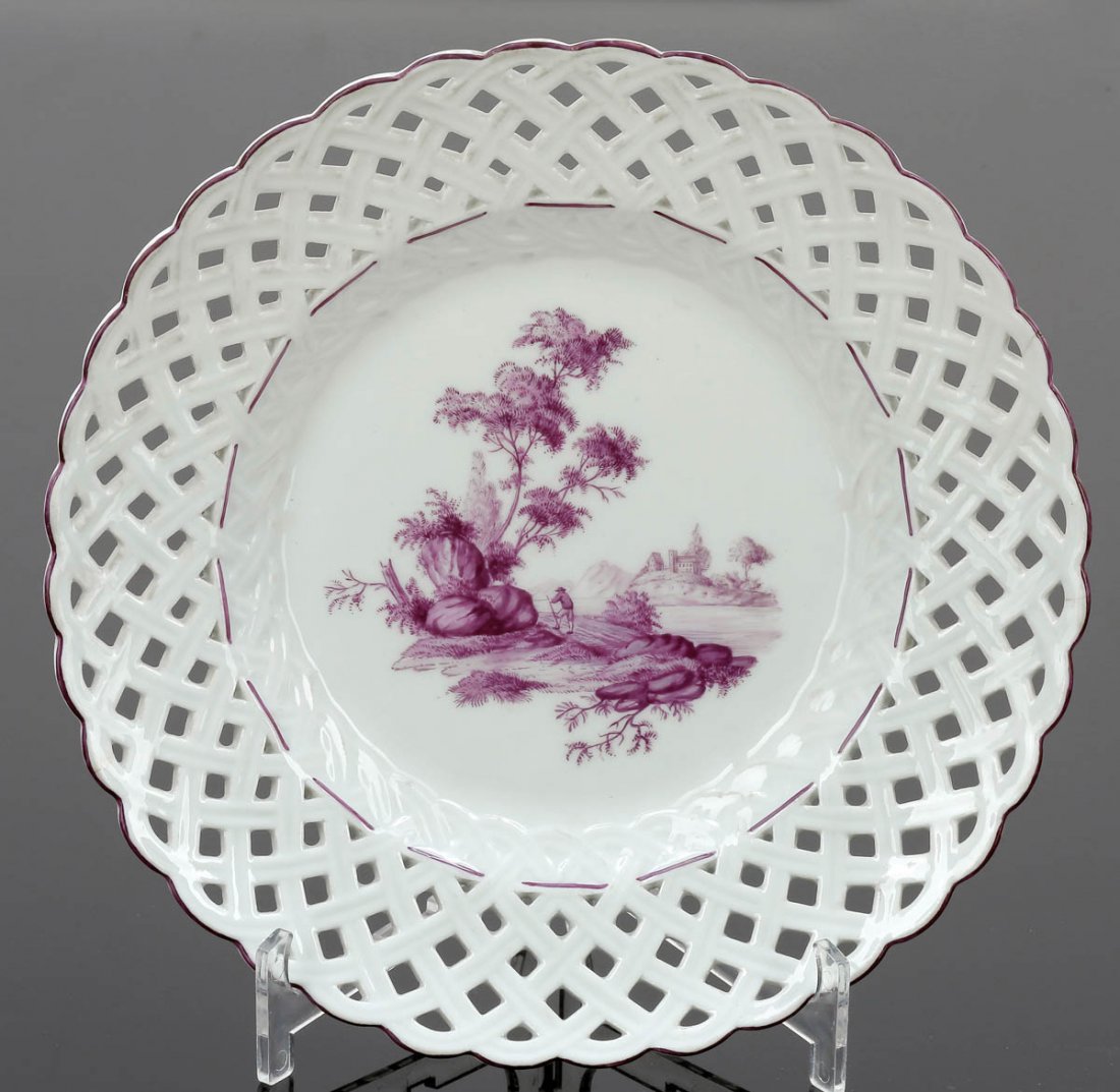 Durchbruchteller Königliche Porzellan Manufak...: Durchbruchteller Königliche Porzellan Manufaktur, Meissen 1774-1817. - Holländische Landschaft - Porzellan, weiß, glasiert. Purpurviolett bemalt. Purpurvioletter Rand. Unter der Glasur blaue Schwer