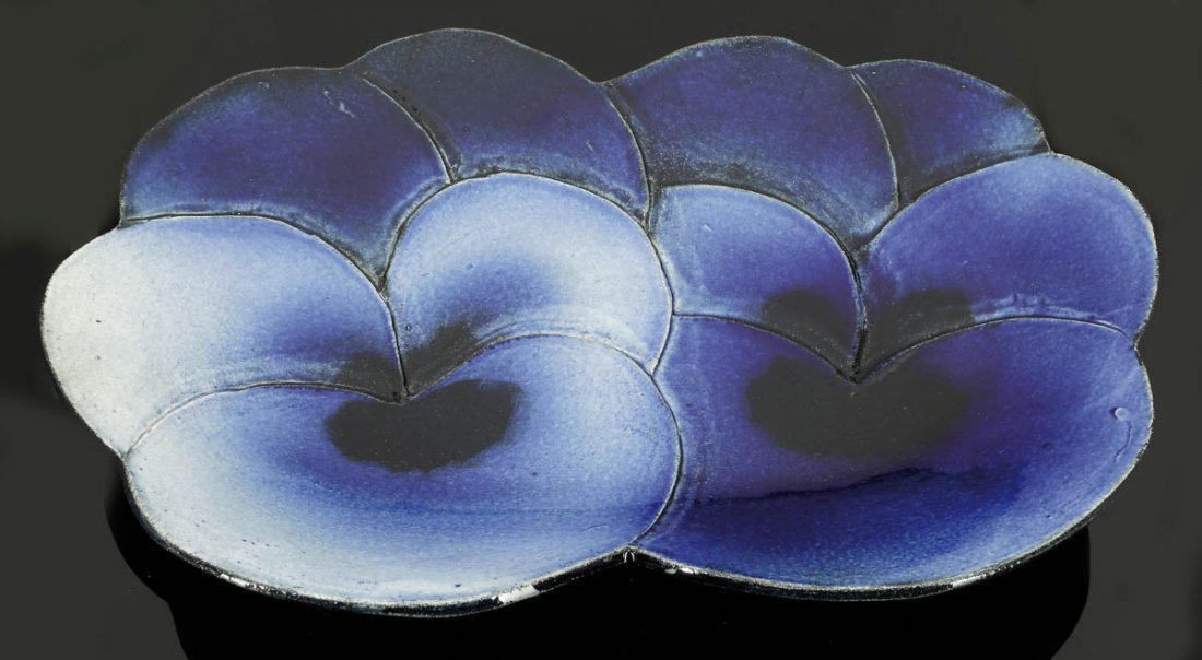 Schale 'Stiefmütterchen' Birger Kaipiainen 19...: Schale 'Stiefmütterchen' Birger Kaipiainen 1969 - Ausführung Arabia. Keramik, heller Scherben, glasiert. In Blau- und Schwarztönen bemalt. Unter dem Stand eingeritzt: Kaipiainen Arabia. Metallene W