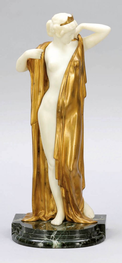 Ernst Seger 1868 Neurode/Schlesien - 1939 Ber...: Ernst Seger 1868 Neurode/Schlesien - 1939 Berlin - 'Phryne' - Vergoldete Bronze. Alabaster. Dunkler Marmorsockel. H. o./m. Sockel: 38,4/41,1 cm. Rückseitig auf dem Saum sign.: E. SEGER. Daneben mit d