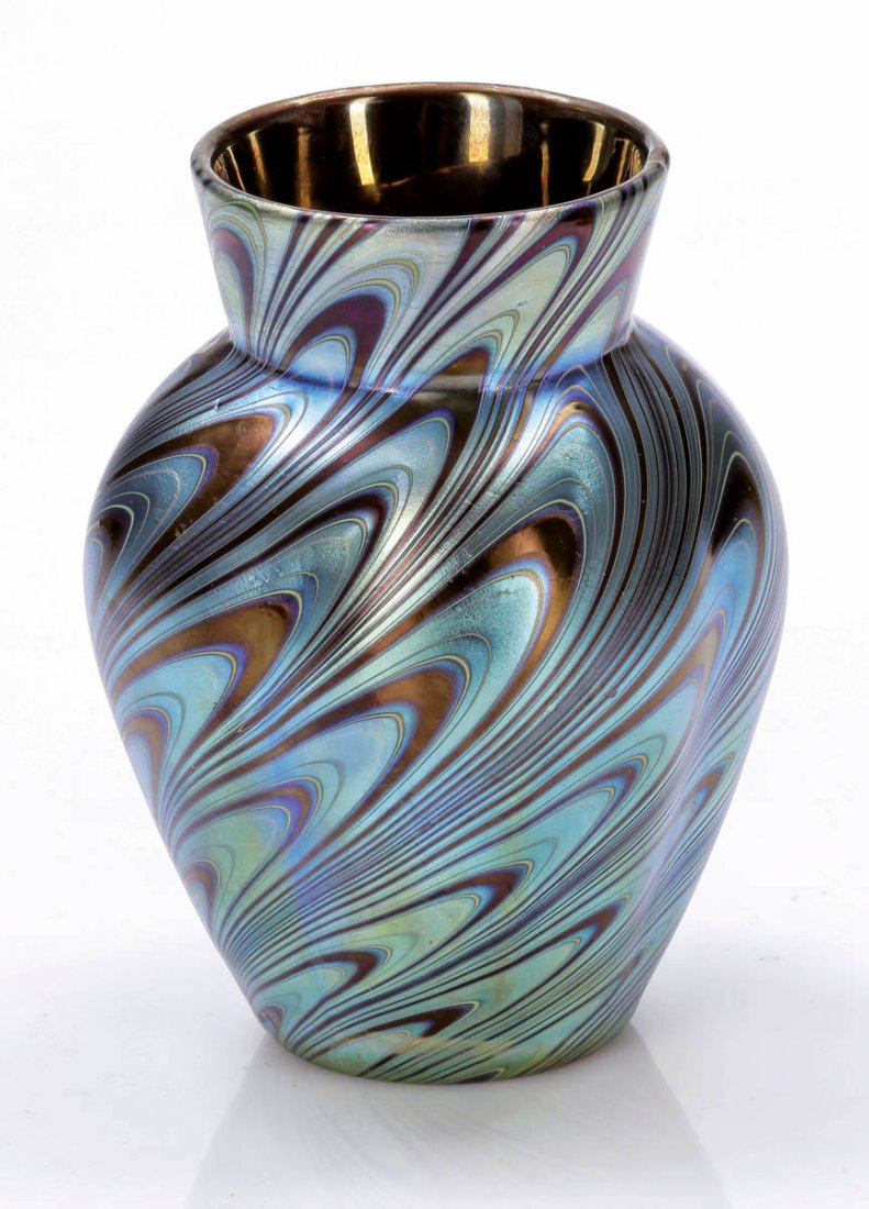 Vase - rubin Phänomen Gre 7624 Loetz Wwe., Kl...: Vase - rubin Phänomen Gre 7624 Loetz Wwe., Klostermühle 1899/1900. Auf rubinrotem Unterfang starke farblose Deckschicht. Wandung unten vierfach leicht gedrückt. In weiß geädertem Silbergelb umspo