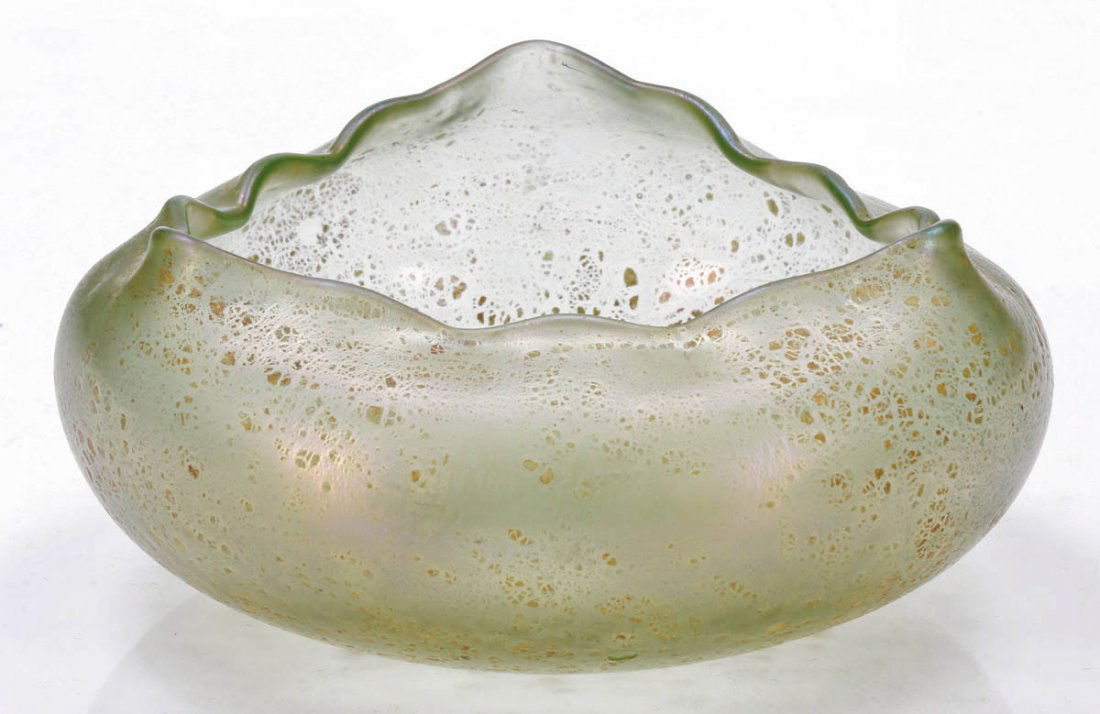 Schale - Cephalonia mit Patinadekor Johann Lo...: Schale - Cephalonia mit Patinadekor Johann Loetz Wwe., Klostermühle 1905. Auf farblosem Grund aufgewalzte schlackenartige Schicht, durch Ausblasen im Model feinteilig zerrissen. Matt irisiert. Dreipa